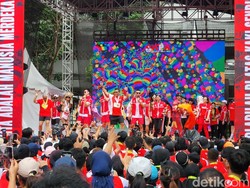 Hasto Joget Sembari Salam Metal Saat Hadiri Soekarno Run di GBK