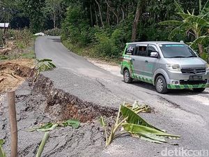 Lapur Lur! Jalan Alternatif Pati-Grobogan Amblas dan Rawan Longsor