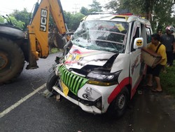 Mobil Penumpang Tabrak Truk saat Nyalip di Simalungun, 6 Orang Luka-luka