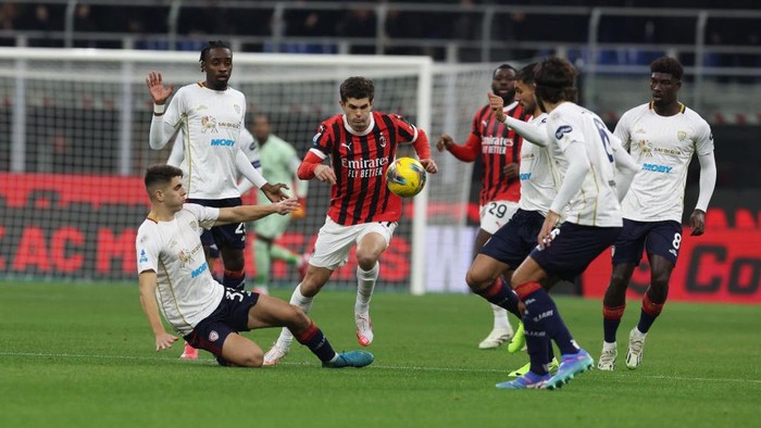 MILAN, ITALY - JANUARY 11:  Christian Pulisic of AC Milan in action during the Serie A match between AC Milan and Cagliari at Stadio Giuseppe Meazza on January 11, 2025 in Milan, Italy. (Photo by Claudio Villa/AC Milan via Getty Images)