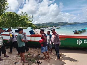 Longboat Bawa 6 Penumpang Tenggelam di Seram Bagian Barat, 1 Orang Hilang Longboat Bawa 6 Penumpang Tenggelam di Seram Bagian Barat, 1 Orang Hilang