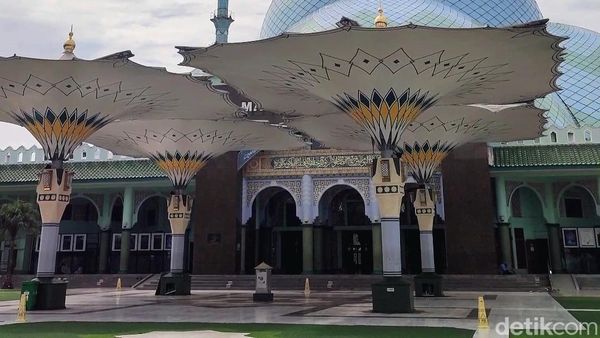 Berkunjung ke Masjid Berkubah Megah di Kota Tangerang