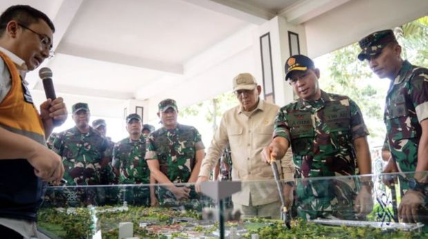 Menteri Pertahanan (Menhan) Sjafrie Sjamsoeddin meninjau Pusat Pendidikan dan Latihan Pasukan Khusus (Pusdiklatpassus) Kopassus di Batujajar, Bandung. ANTARA/HO-TNI.