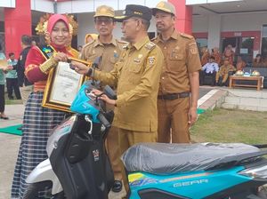 Beda Hadiah Motor dari Pemkab Polman untuk Bidan Teladan dengan Saat Seremoni Beda Hadiah Motor dari Pemkab Polman untuk Bidan Teladan dengan Saat Seremoni