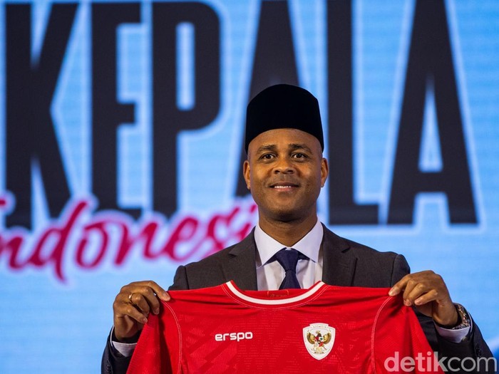 Pelatih baru Timnas Indonesia Patrick Kluivert diperkenalkan dengan memegang jersey Timnas di Jakarta, Minggu (12/1/2024).