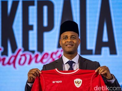 Pakai Peci Hitam, Patrick Kluivert Resmi Nahkodai Timnas Indonesia