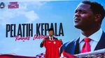 Pakai Peci Hitam, Patrick Kluivert Resmi Nahkodai Timnas Indonesia