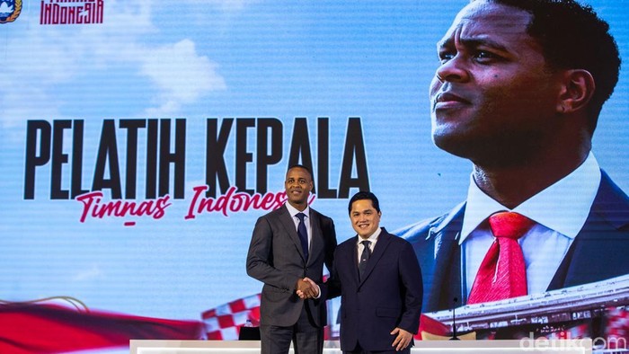 Pelatih baru Timnas Indonesia Patrick Kluivert diperkenalkan dengan memegang jersey Timnas di Jakarta, Minggu (12/1/2024).