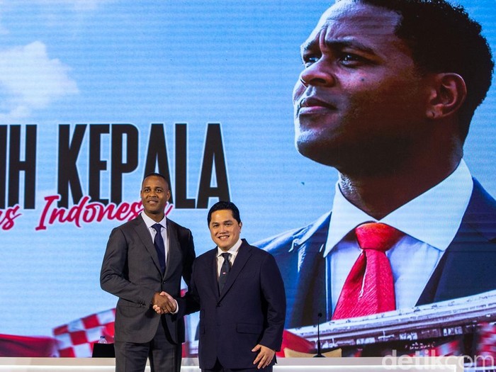 Pelatih baru Timnas Indonesia Patrick Kluivert diperkenalkan dengan memegang jersey Timnas di Jakarta, Minggu (12/1/2024).