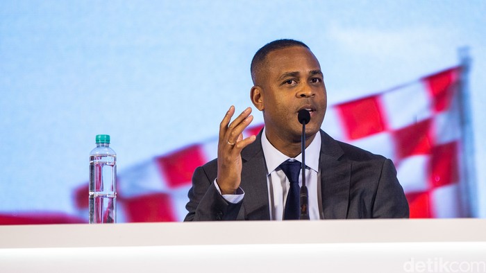 Pakai Kopeah, Patrick Kluivert Resmi Nahkodai Timnas Indonesia Pelatih baru Timnas Indonesia Patrick Kluivert diperkenalkan dengan memegang jersey Timnas di Jakarta, Minggu (12/1/2024).