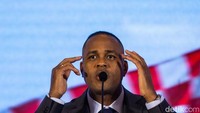 Di Timnas Indonesia, Kluivert disinyalir mendapatkan kontrak selama dua tahun dengan opsi perpanjangan dua tahun.