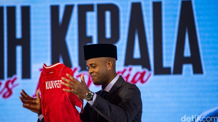 Pelatih baru Timnas Indonesia Patrick Kluivert diperkenalkan dengan memegang jersey Timnas di Jakarta, Minggu (12/1/2024).