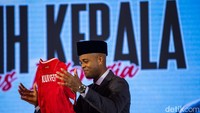 Pelatih baru Timnas Indonesia Patrick Kluivert diperkenalkan dengan memegang jersey Timnas di Jakarta, Minggu (12/1/2024).