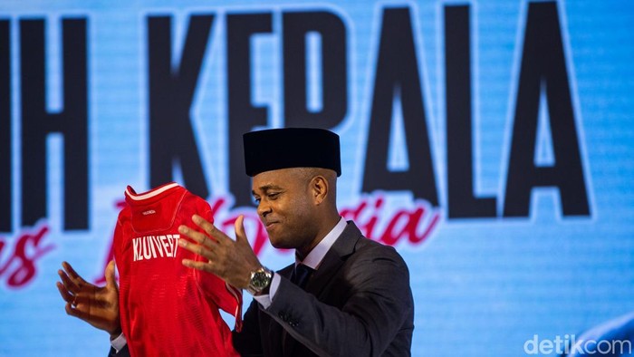 Pakai Kopeah, Patrick Kluivert Resmi Nahkodai Timnas Indonesia Pelatih baru Timnas Indonesia Patrick Kluivert diperkenalkan dengan memegang jersey Timnas di Jakarta, Minggu (12/1/2024).