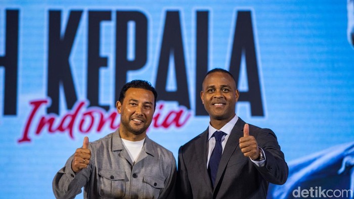 Pelatih baru Timnas Indonesia Patrick Kluivert diperkenalkan dengan memegang jersey Timnas di Jakarta, Minggu (12/1/2024).