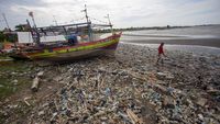Pantai Dadap Indramayu Dipenuhi Sampah