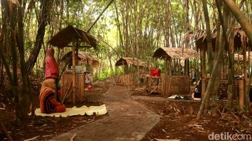 Pasar Tradisional Sunda Jadul: Jajan Surabi dan Es Goyobod Pake Koin Bambu