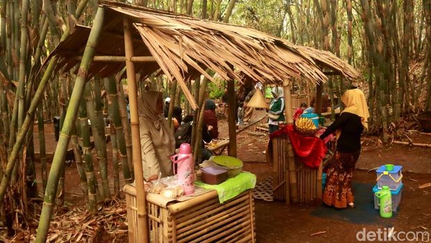 Pasar Padaringan Sunda di Hutan Bambu Cibiru Bandung.