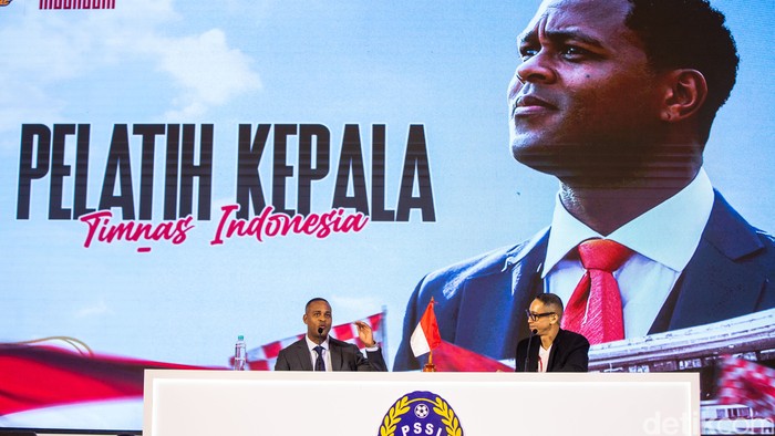 Patrick Kluivert secara resmi diperkenalkan sebagai pelatih Timnas Indonesia di Hotel Mulia, Senayan, Minggu (12/1/2015).