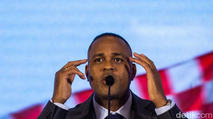 Patrick Kluivert secara resmi diperkenalkan sebagai pelatih Timnas Indonesia di Hotel Mulia, Senayan, Minggu (12/1/2015).