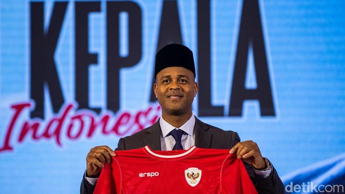 Patrick Kluivert, Timnas Indonesia Patrick Kluivert secara resmi diperkenalkan sebagai pelatih Timnas Indonesia di Hotel Mulia, Senayan, Minggu (12/1/2015).