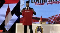 Satu hari berselang, Minggu (12/1/2015), Kluivert resmi diperkenalkan ke publik sebagai pelatih Timnas Indonesia di Hotel Mulia, Senayan. Di momen ini, ia sempat tampil memakai peci. Foto: Mercy Raya/detikcom