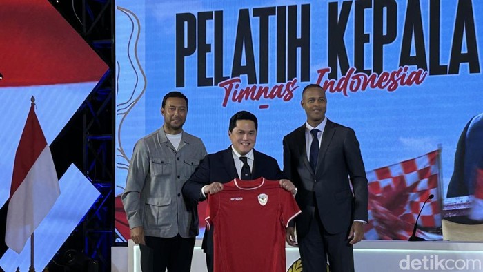 Patrick Kluivert secara resmi diperkenalkan sebagai pelatih Timnas Indonesia di Hotel Mulia, Senayan, Minggu (12/1/2015).