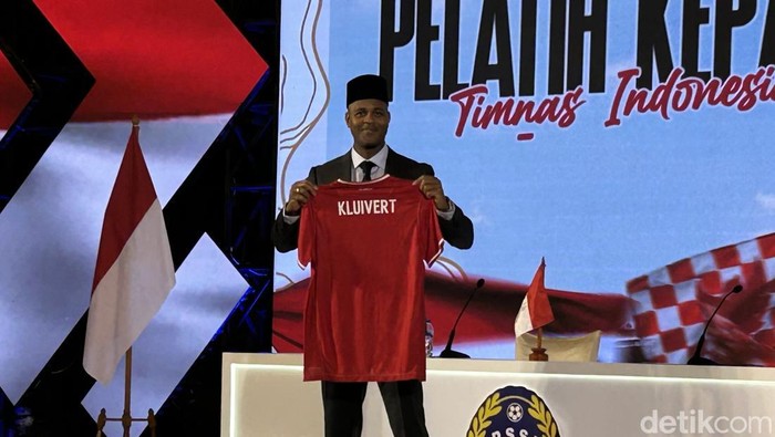 Patrick Kluivert, Timnas Indonesia Patrick Kluivert secara resmi diperkenalkan sebagai pelatih Timnas Indonesia di Hotel Mulia, Senayan, Minggu (12/1/2015).