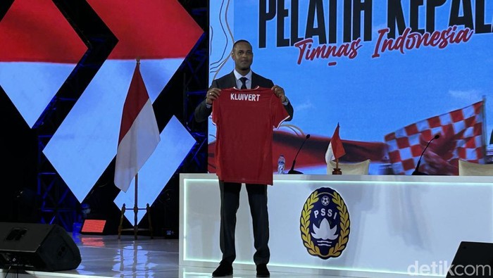 Patrick Kluivert secara resmi diperkenalkan sebagai pelatih Timnas Indonesia di Hotel Mulia, Senayan, Minggu (12/1/2015).