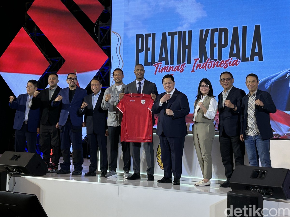 Patrick Kluivert berpose dengan jajaran PSSI (Foto: Mercy Raya/detikcom)