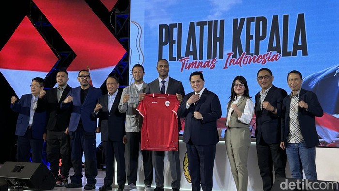 Patrick Kluivert secara resmi diperkenalkan sebagai pelatih Timnas Indonesia di Hotel Mulia, Senayan, Minggu (12/1/2015).
