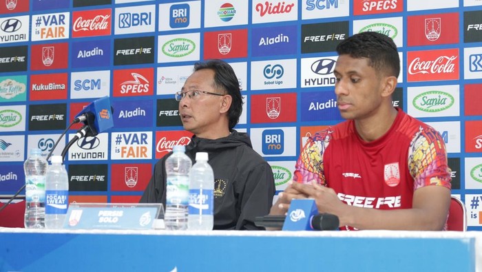 Pelatih Persis Solo Ong Kim Swee, dan bek Persis Solo Cleylton Santos, di saat konferensi pers di Stadion Manahan Solo, Minggu (12/1/2025). Pelatih Persis Solo Ong Kim Swee, dan bek Persis Solo Cleylton Santos, di saat konferensi pers di Stadion Manahan Solo, Minggu (12/1/2025).