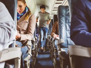 Pekerja Emirates Imbau Penumpang Pesawat Kenakan Celana Panjang Pekerja Emirates Imbau Penumpang Pesawat Kenakan Celana Panjang