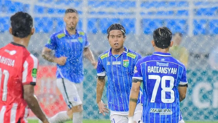 Pertandingan Liga 2 antara Deltras FC vs Persibo Bojonegoro diwarnai kericuhan. Persibo menyayangkan kejadian yang menyebabkan beberapa pemainnya terluka itu.