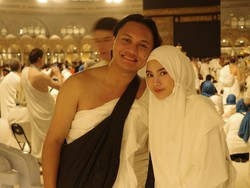 Video: Momen Bahagia Rizky Febian-Mahalini Umrah Bareng
