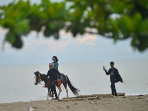 Santri di Padang Buka Jasa Wisata berkuda