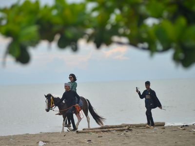 Santri di Padang Buka Jasa Wisata berkuda