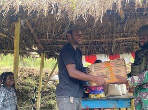 Satgas Habema Bagikan Sembako ke Warga Mbuwa Papua Pegunungan Satgas Habema Bagikan Sembako ke Warga Mbuwa Papua Pegunungan