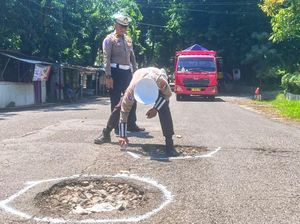 Satlantas Polres Situbondo Tandai Jalan Berlubang, Tujuannya Ini!
