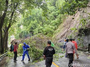Video Longsor Tutup Akses Jalan Utama Klungkung-Gianyar Bali