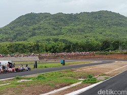 Ribuan Orang Padati Sirkuit Parang yang Diuji Coba Mario Aji Meski Hujan