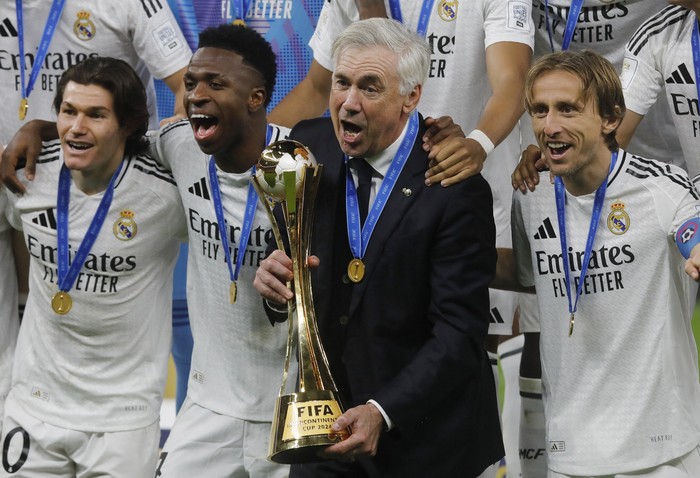 SOCCER-INTERCONTINENTAL-RMA-PCH/REPORT Soccer Football - Intercontinental Cup - Final - Real Madrid v Pachuca - Lusail Stadium, Lusail, Qatar - December 18, 2024 Real Madrid coach Carlo Ancelotti, Fran Garcia, Vinicius Junior and Luka Modric celebrate with the trophy after winning the Intercontinental Cup REUTERS/Ibraheem Abu Mustafa