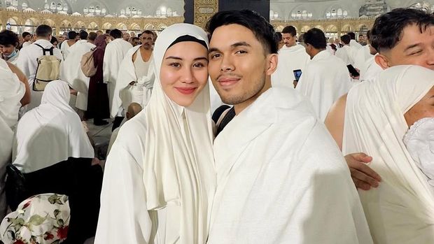 Thariq Halilintar dan Aaliyah Massaid Umrah