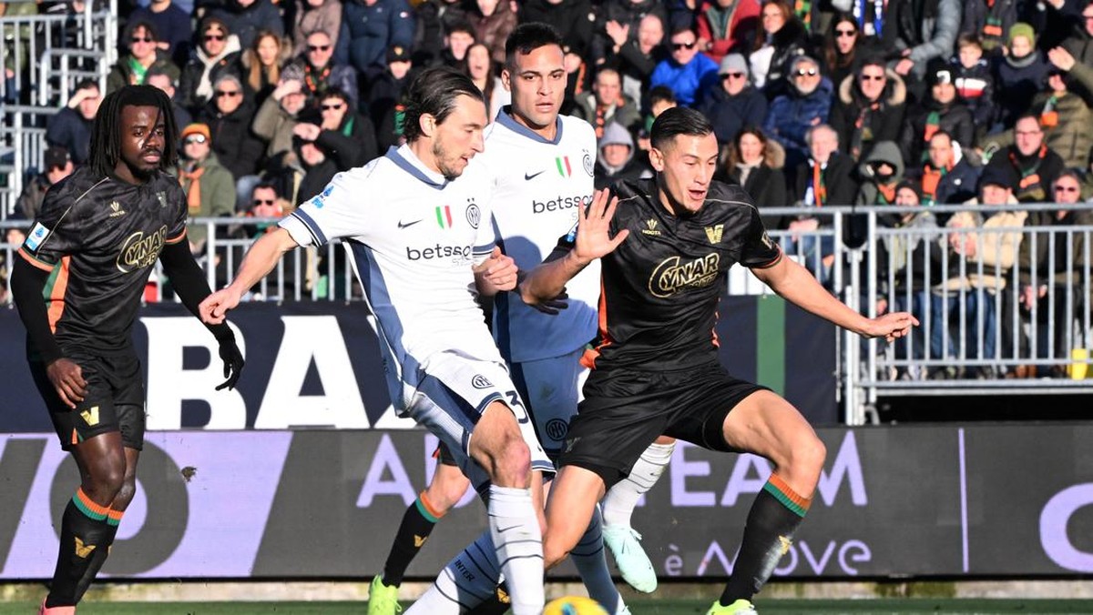 Jay Idzes saat menghadapi Inter Milan di Serie A. (Foto: REUTERS/Alberto Lingria)
