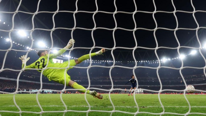 LONDON, ENGLAND - JANUARY 12: David Raya of Arsenal fails to save a penalty from Joshua Zirkzee of Manchester United during a penalty shoot out during the Emirates FA Cup Third Round match between Arsenal and Manchester United at Emirates Stadium on January 12, 2025 in London, England. Arsenal are playing in a special all-white kit for todays FA Cup third-round tie as part of their ‘No More Red’ initiative which was launched in collaboration with Adidas in 2022 to keep young people safe from knife crime. (Photo by Julian Finney/Getty Images)