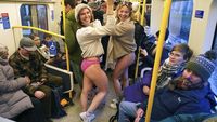 Aksi Nyeleneh Warga London Naik Kereta Nggak Pakai Celana
