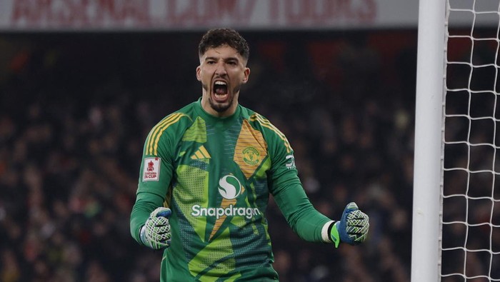 Soccer Football - FA Cup - Third Round - Arsenal v Manchester United - Emirates Stadium, London, Britain - January 12, 2025 Manchester Uniteds Altay Bayindir celebrates after he saves a penalty from Arsenals Kai Havertz during the shoot-out Action Images via Reuters/Andrew Couldridge