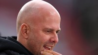 Arne Slot punya kans juara Premier League 2024/2025 bersama Liverpool, klub Inggris pertamanya. Sebelumnya melatih klub-klub Italia, termasuk AZ dan Feyenoord. Foto: REUTERS/Phil Noble