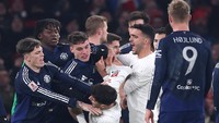 Keributan lain yang turut menghadirkan Kai Havertz dan Manuel Ugarte. Alejandro Garnacho tampak ikut kesal dengan Havertz. Foto: Getty Images/Julian Finney