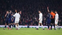 Salah satu momen panas di laga ini adalah ketika Diogo Dalot dikartu merah usai menerima kartu kunng kedua di menit ke-61. Foto: Getty Images/Julian Finney